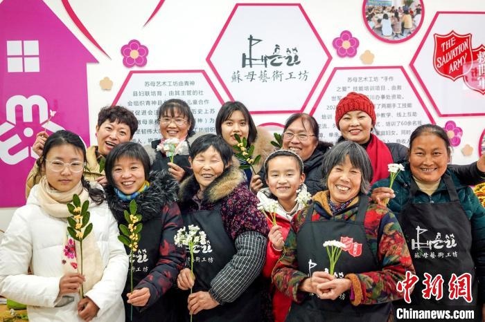 “蘇母藝術工坊”文創(chuàng)工作室的姐妹們?！」帕捡x 攝