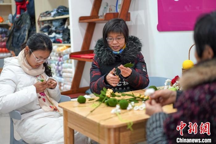 文創(chuàng)工作室的姐妹們正在鉤織月桂葉片?！」帕捡x 攝