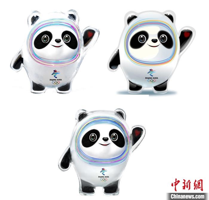 設(shè)計團隊將“冰絲帶”的形象引入大熊貓后逐漸成型。上方兩個形象還是外八字腳，下方形象為最終定稿?！⑵皆乒﹫D