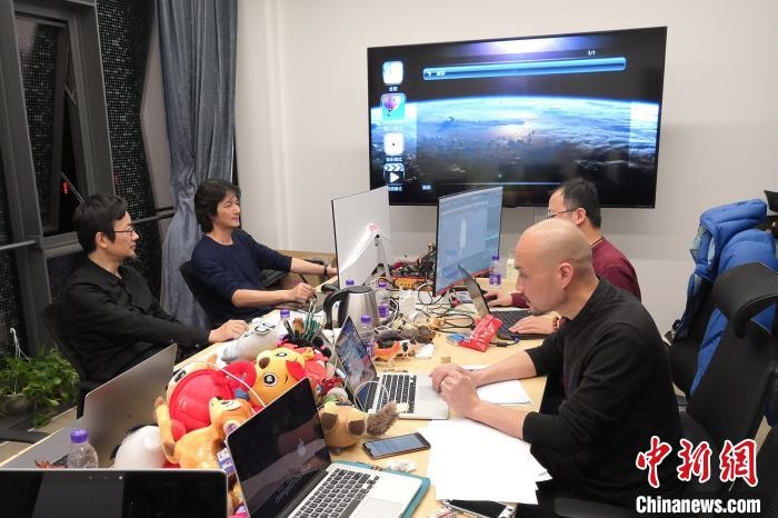 廣州美術(shù)學(xué)院曹雪、劉平云帶領(lǐng)的設(shè)計團隊對北京冬奧會吉祥物加班加點進行修改設(shè)計。(資料圖) 劉平云供圖