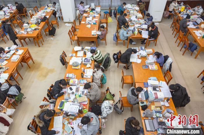 資料圖：南昌大學(xué)圖書(shū)館自習(xí)室內(nèi)，考生正在緊張復(fù)習(xí)?！⒘?攝