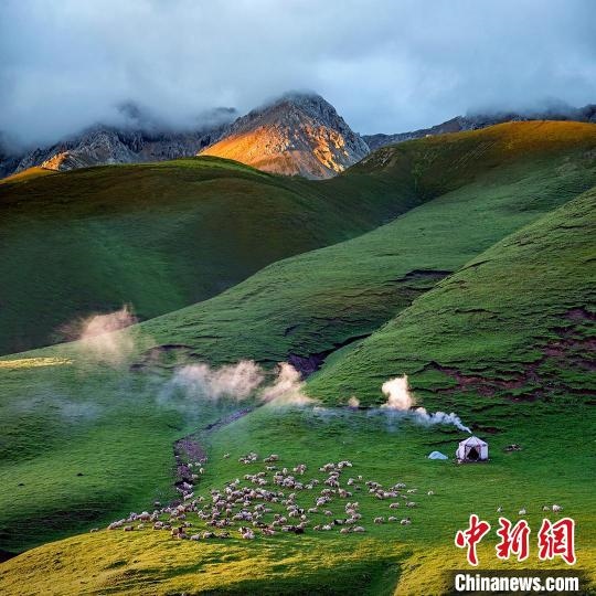 圖為作品《晨光炊煙》?！〗股?攝