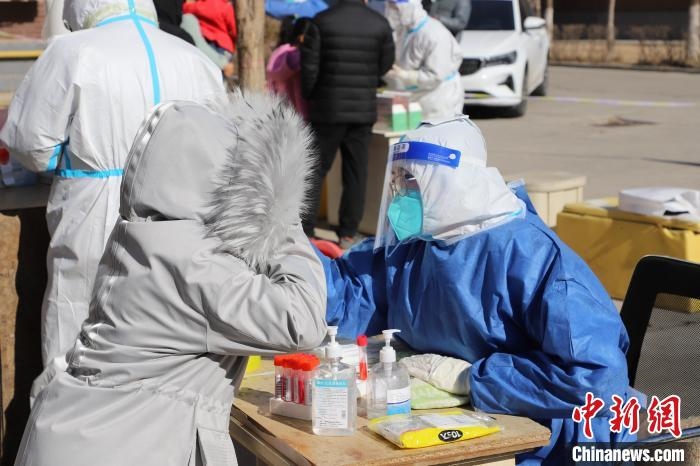 呼和浩特市民做核酸。　張林虎 攝