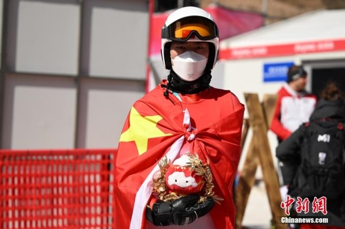 3月6日，中國(guó)選手梁景怡在賽后手捧吉祥物。當(dāng)日，北京2022年冬殘奧會(huì)殘奧高山滑雪男子超級(jí)大回轉(zhuǎn)-站姿決賽在國(guó)家高山滑雪中心舉行，中國(guó)選手梁景怡奪得冠軍。 <a target='_blank' href='/'>中新社</a>記者 劉冉陽(yáng) 攝 　