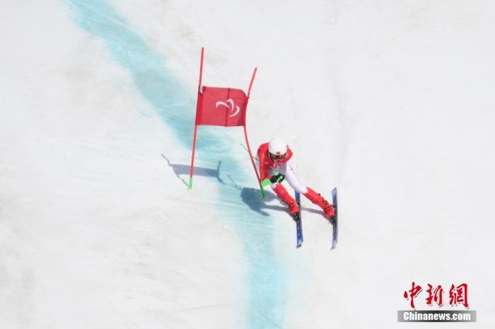 3月6日，中國(guó)選手梁景怡在比賽中。當(dāng)日，北京2022年冬殘奧會(huì)殘奧高山滑雪男子超級(jí)大回轉(zhuǎn)-站姿決賽在國(guó)家高山滑雪中心舉行，中國(guó)選手梁景怡奪得冠軍。 <a target='_blank' href='/'>中新社</a>記者 劉冉陽(yáng) 攝 　