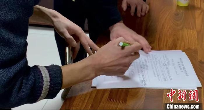 圖為現(xiàn)場(chǎng)下達(dá)詢(xún)問(wèn)通知書(shū)。　李婷婷 攝