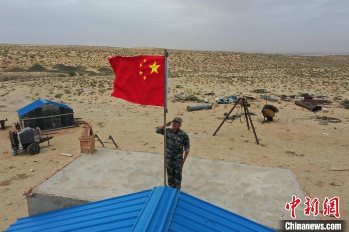 圖為每天升旗是謝寶民的必修課?！∈茉L者供圖