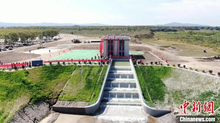 圖為生態(tài)補水現(xiàn)場?！》缎Э?攝