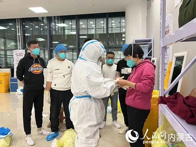 醫(yī)護(hù)人員正在方艙醫(yī)院工作。呼和浩特市第一醫(yī)院供圖
