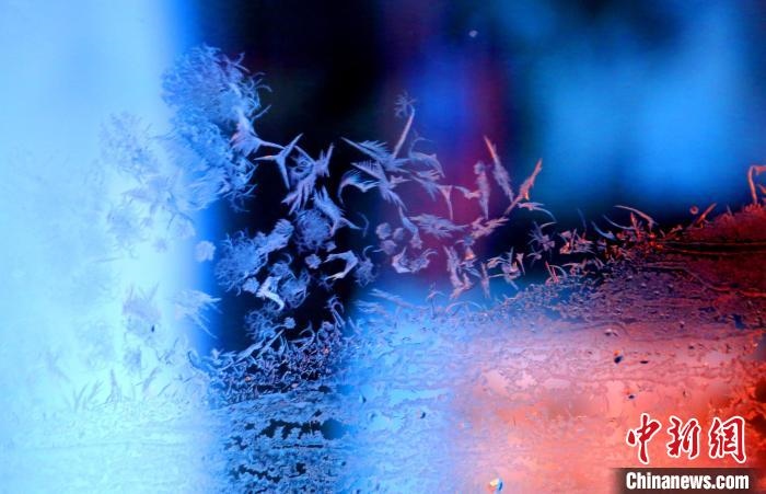 點(diǎn)點(diǎn)冰花像一個個小精靈。　孫書程 攝