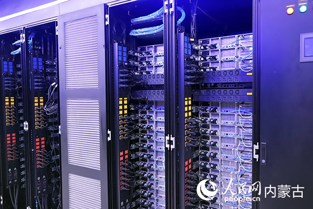 內(nèi)蒙古高性能計算公共服務(wù)平臺機房。人民網(wǎng)記者 苗陽攝