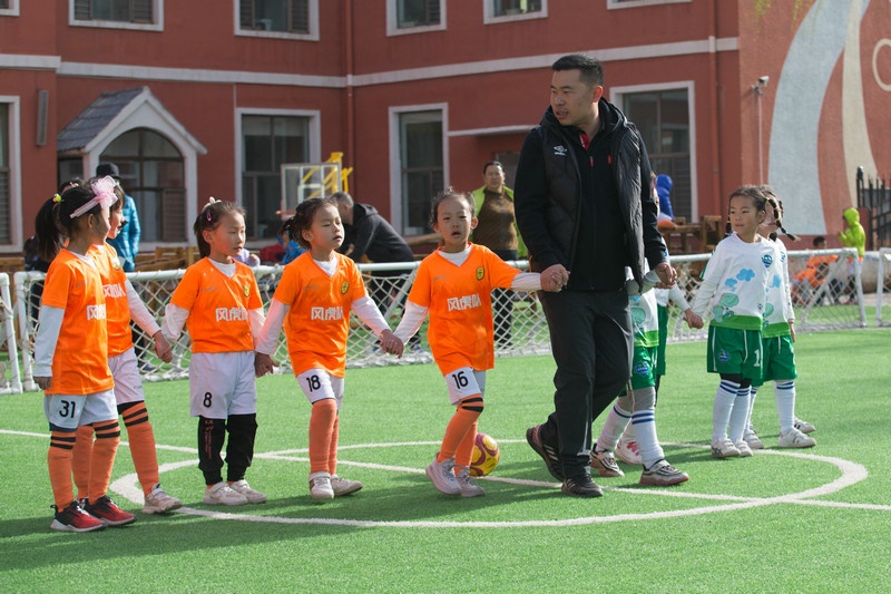 8.趣味比賽結(jié)束后，足球教師武穆帶領(lǐng)孩子們到場邊謝場.jpg