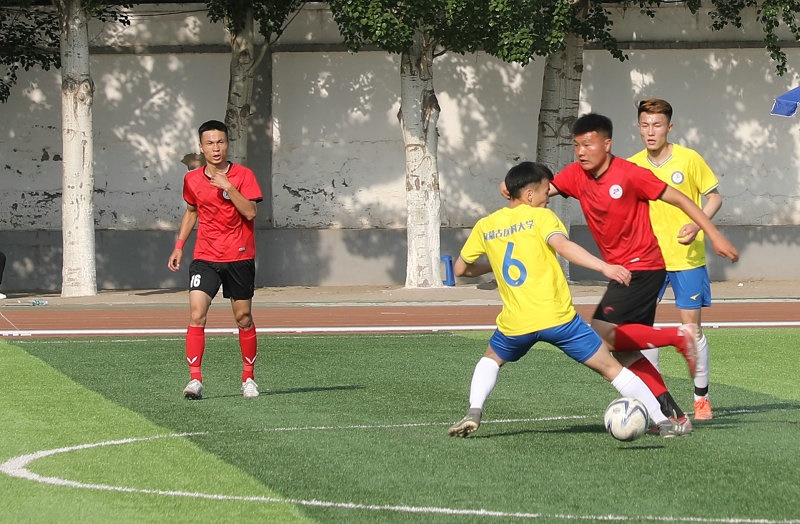 2.大學生足球聯(lián)賽本科組比賽現(xiàn)場，內蒙古工業(yè)大學（紅色）對陣內蒙古醫(yī)科大學.jpg