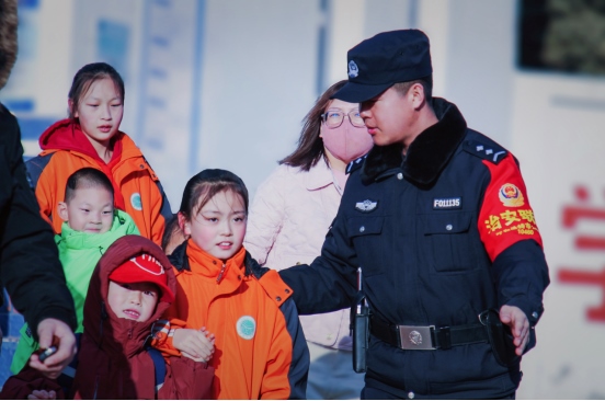 站好“護學崗”，守護“成長路”——南地公安持續(xù)開展護學行動494.png