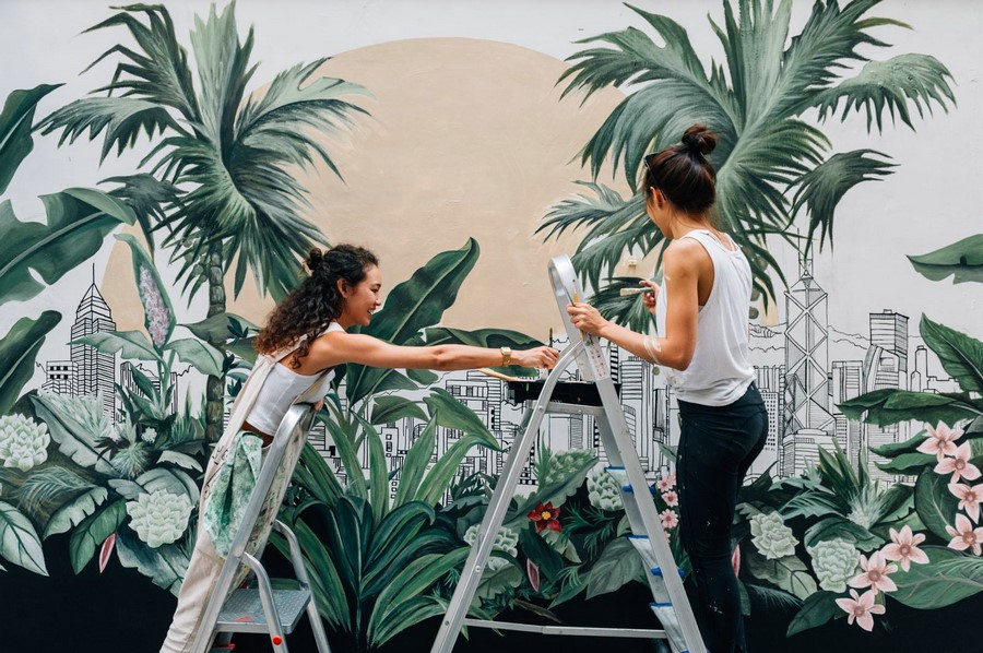 05. 藝術(shù)家梅慧欣、連佩汶與她們創(chuàng)作的壁畫作品.jpg