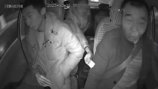 凌晨女子打車(chē)到江邊，并掏出百元大鈔給司機(jī)稱不用找了。資陽(yáng)公安供圖