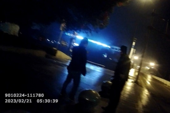 報(bào)警人唐師傅向民警講述情況 。資陽(yáng)公安供圖