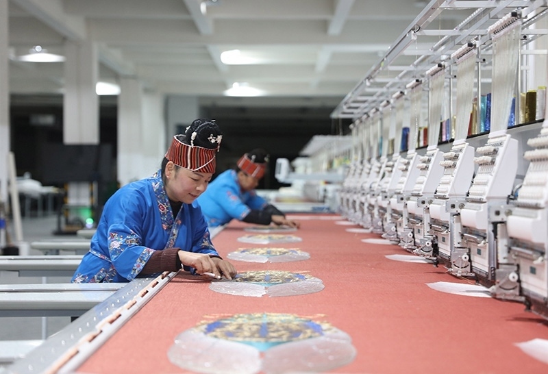 2023年2月13日，貴州省黔東南苗族侗族自治州施秉縣工業(yè)園區(qū)，工人在機(jī)繡車間作業(yè)。