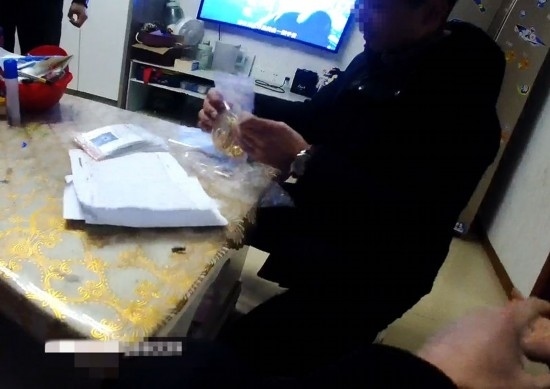 失主對照清單清點黃金等貴重物品。資陽市公安供圖