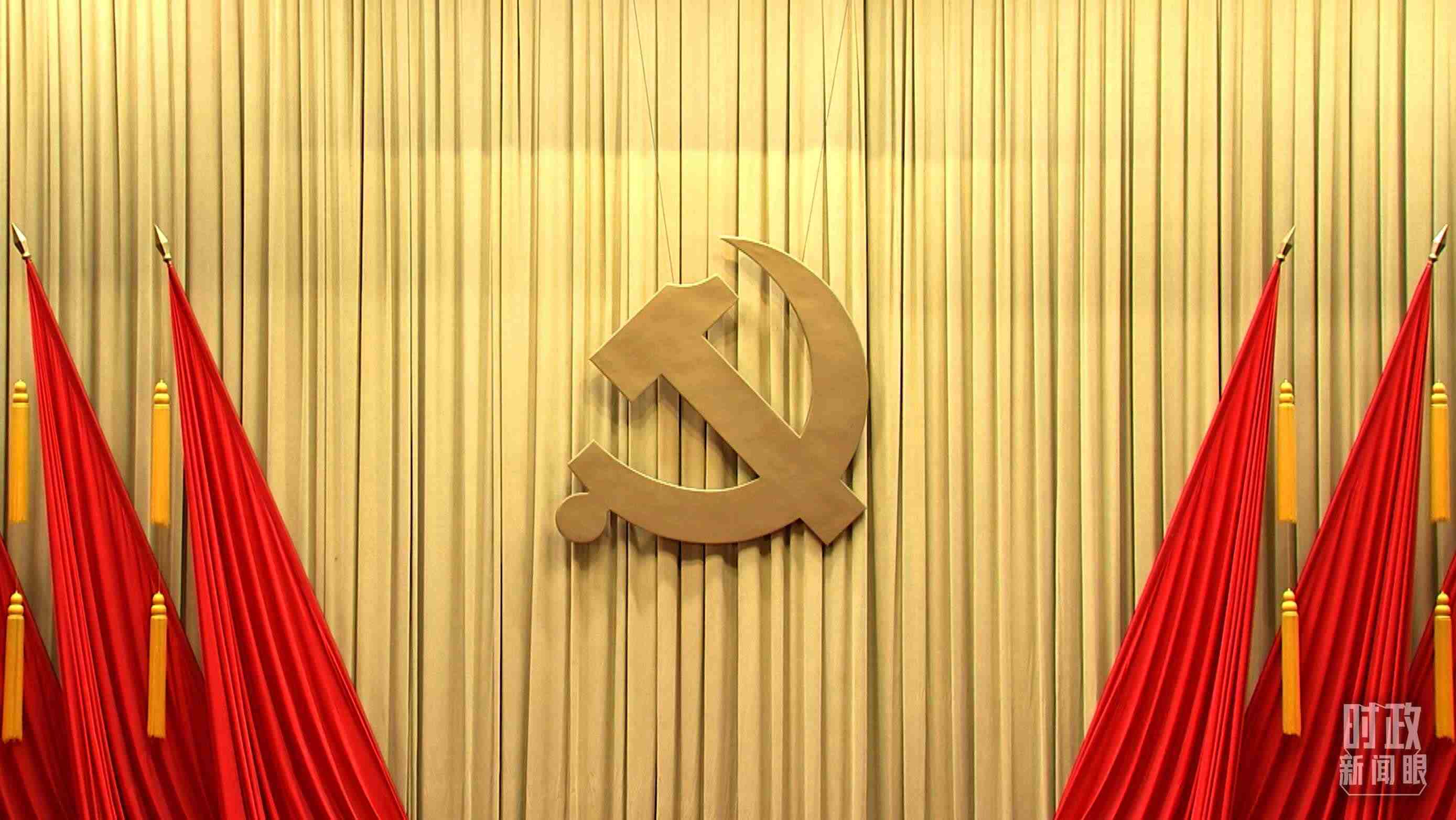 △會(huì)場(chǎng)上莊嚴(yán)的黨徽。（總臺(tái)央視記者郭鴻拍攝）