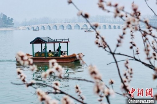 20日，頤和園游船開航。<a target='_blank' data-cke-saved-href='/' href='/'><p align=