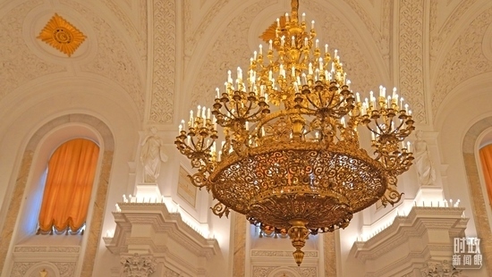 △喬治大廳內(nèi)燈光璀璨。（總臺國廣記者李晉拍攝）
