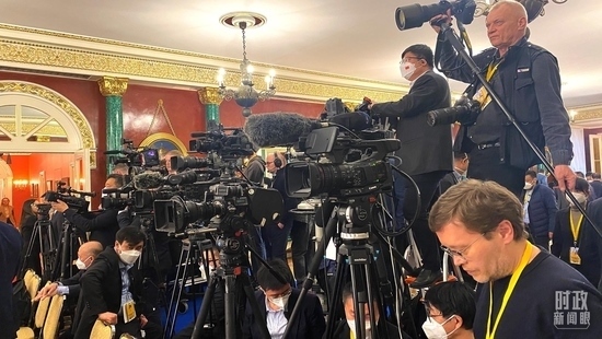 △等待中俄兩國元首共見記者的中外媒體同仁。（總臺央視記者段德文、李輝拍攝）