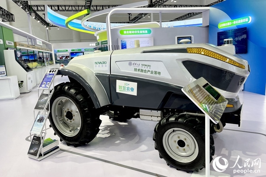 通過(guò)手機(jī)，就能指揮新能源無(wú)人駕駛拖拉機(jī)在田里作業(yè)。人民網(wǎng) 錢(qián)嘉禾攝