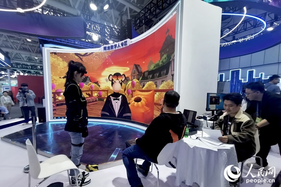 數(shù)字人主播“無(wú)聊猿”。人民網(wǎng) 葉青卿攝