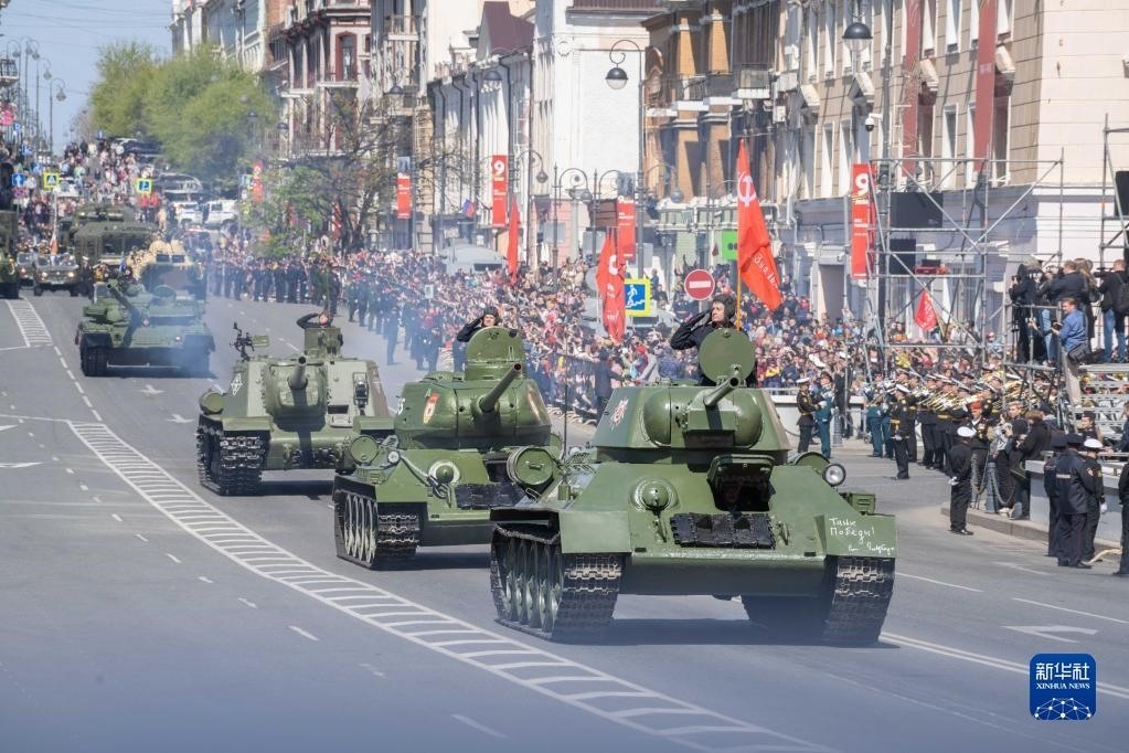 5月9日，在俄羅斯符拉迪沃斯托克市，坦克編隊參加閱兵式。新華社發(fā)（郭飛洲攝）