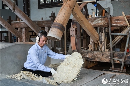 宣紙制作工藝——制簾。人民網記者 張俊攝