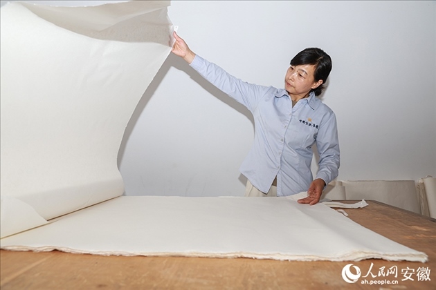 制簾需要將蔑條通過專門的小孔磨細。人民網記者 張俊攝