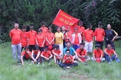 項(xiàng)目辦開(kāi)展活動(dòng)合影，喬海云（后排中，黑衣）和張?jiān)氯纾ê笈庞乙唬? referrerpolicy=