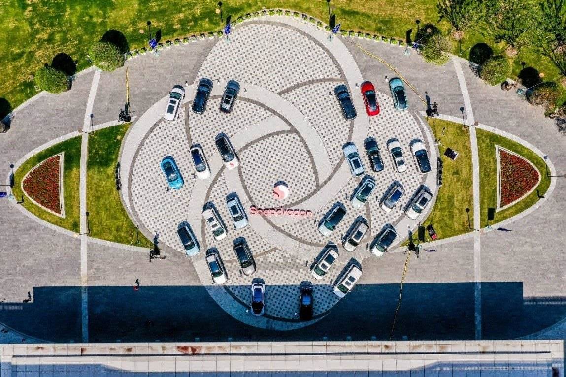 峰會戶外整車展示區(qū)俯瞰圖。（受訪者供圖）