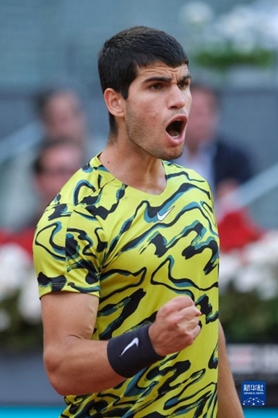 5月7日，阿爾卡拉斯在比賽中慶祝得分。當(dāng)日，在西班牙馬德里網(wǎng)球公開賽男單決賽中，西班牙選手阿爾卡拉斯以2比1戰(zhàn)勝德國選手施特魯夫，奪得冠軍。新華社記者 孟鼎博 攝