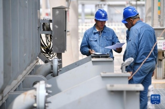 5月27日，電力工人在工程現(xiàn)場進(jìn)行檢修作業(yè)。