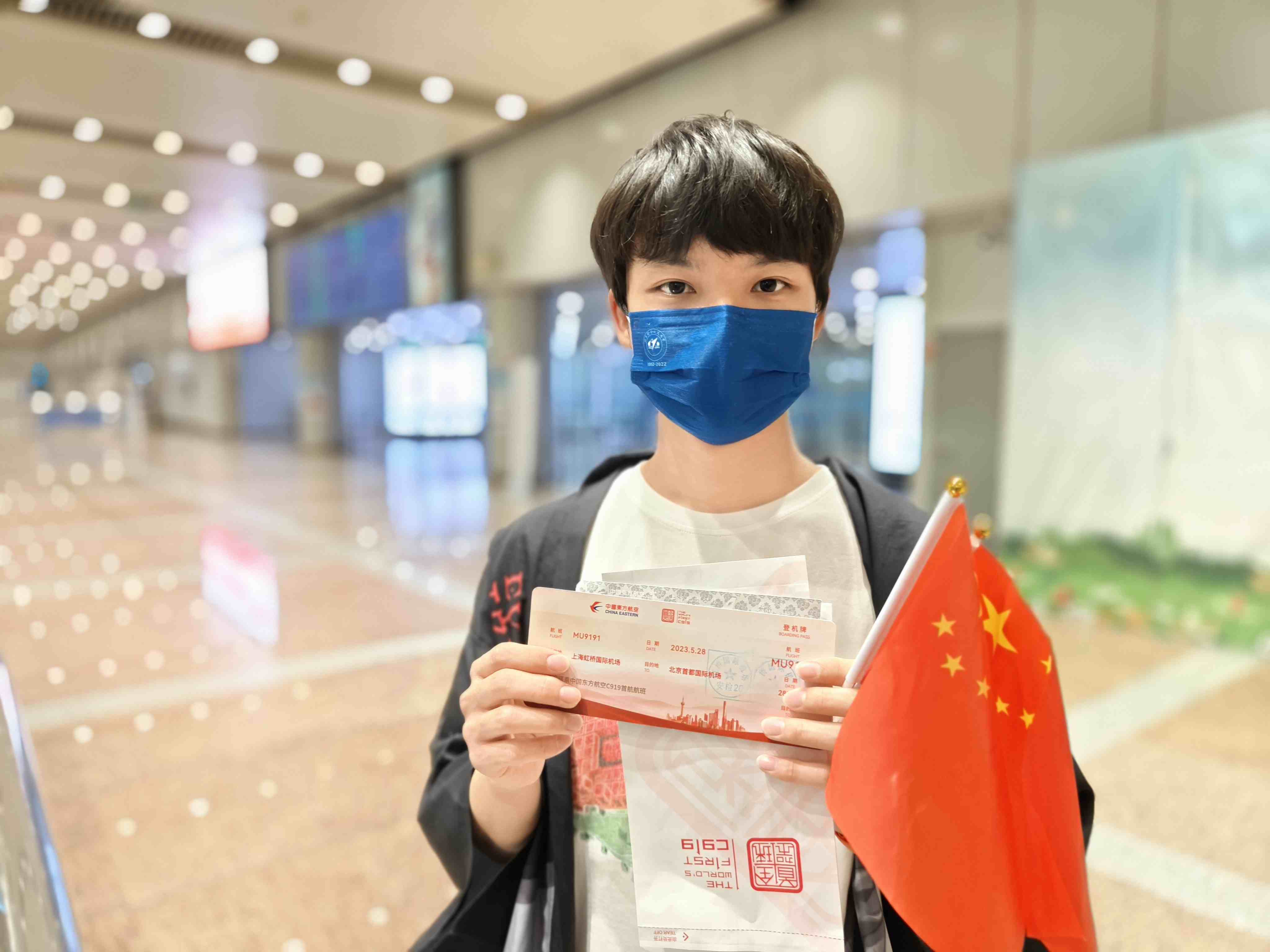 張可立向記者展示有著紀念意義的登機牌。人民網(wǎng)記者 夏曉倫攝