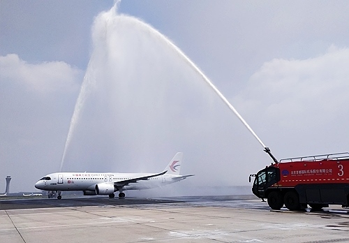 C919穿過象征民航最高禮儀的“水門”。東航供圖