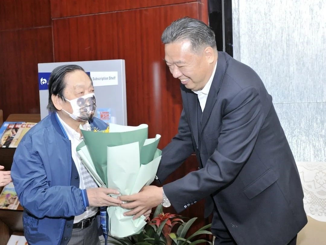 ▲青海省政協(xié)副主席、青海省林草局黨組書(shū)記、局長(zhǎng)、祁連山國(guó)家公園青海省管理局局長(zhǎng)李曉南在機(jī)場(chǎng)迎接韓美林