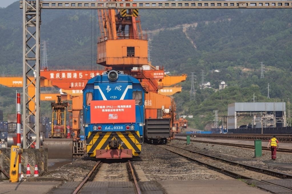 這是2023年4月27日，太平船務(wù)——西部陸海新通道江鐵海聯(lián)運非洲專列在重慶果園港魚嘴站等待發(fā)車。