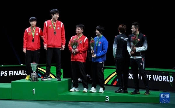 5月26日，冠軍中國組合王楚欽（左二）/孫穎莎（左一）與季軍中國組合林詩棟（左三）/蒯曼（左四）、中國香港組合黃鎮(zhèn)廷（右一）/杜凱琹在頒獎(jiǎng)儀式后交流。新華社記者 陶希夷攝