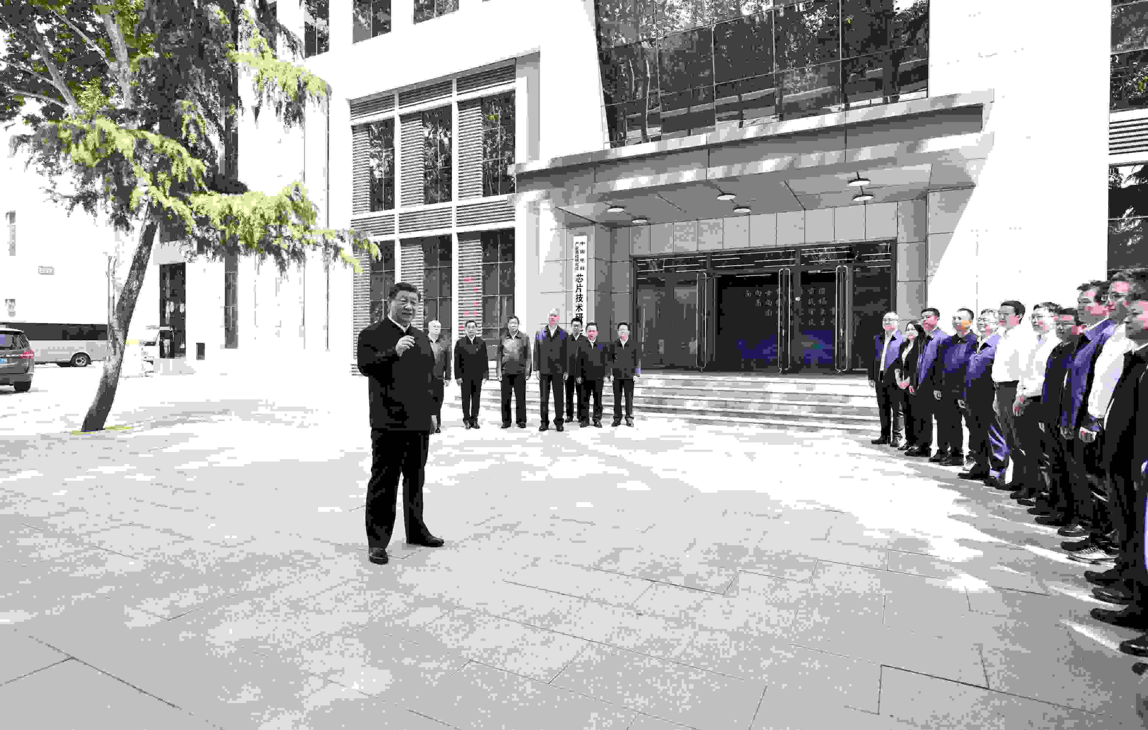 △2023年5月12日，習(xí)近平總書記在中國電科產(chǎn)業(yè)基礎(chǔ)研究院同科技工作者交流。