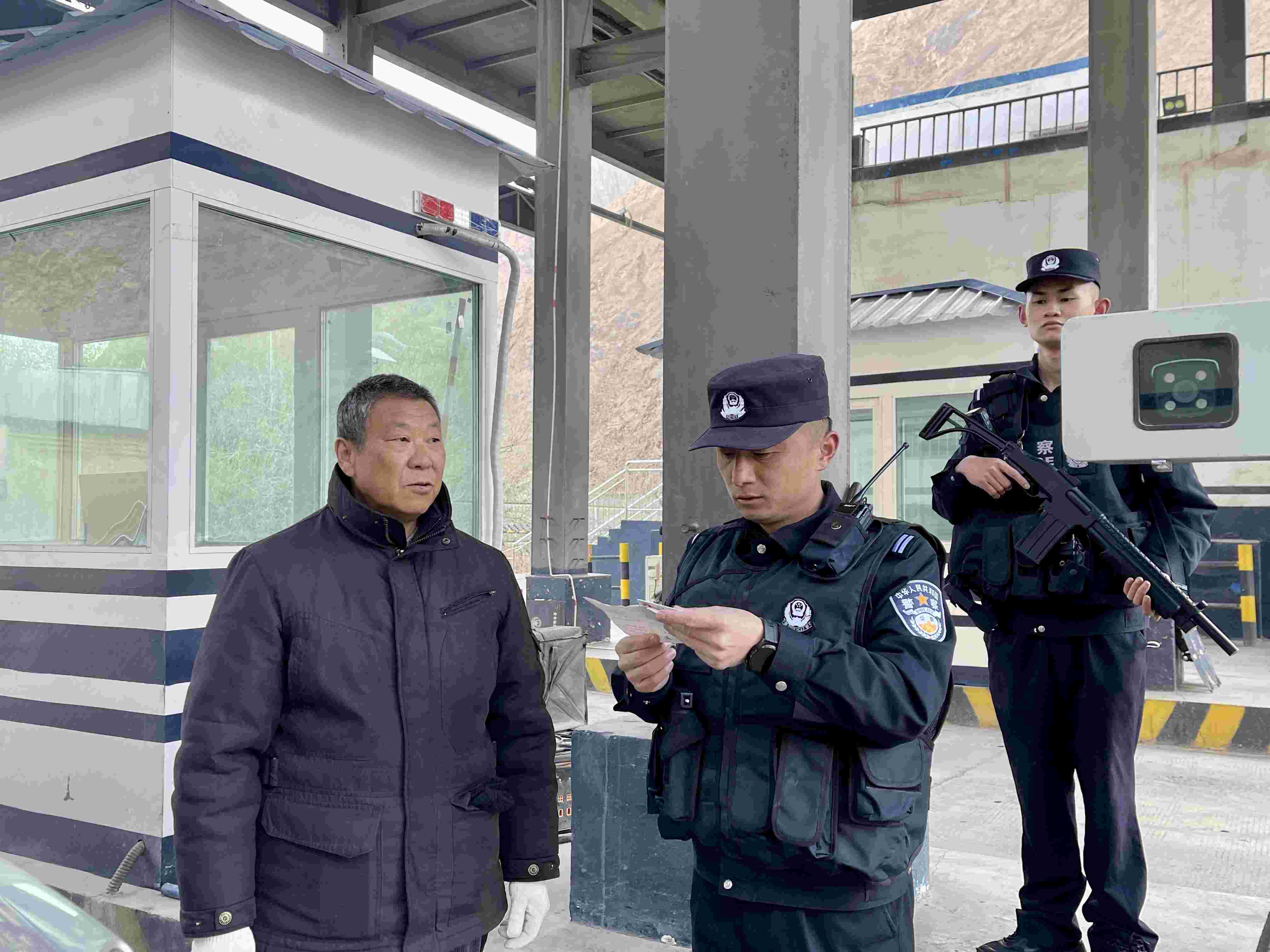 在庫地邊境檢查站，陳暢核對(duì)進(jìn)出邊境管理區(qū)人員信息。人民網(wǎng) 周靜圓攝