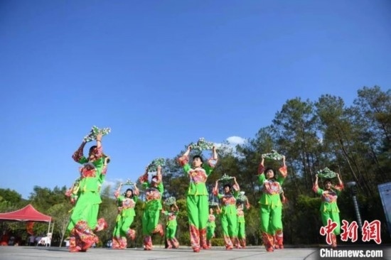 市民在跳廣場(chǎng)舞。 唐小晴 攝