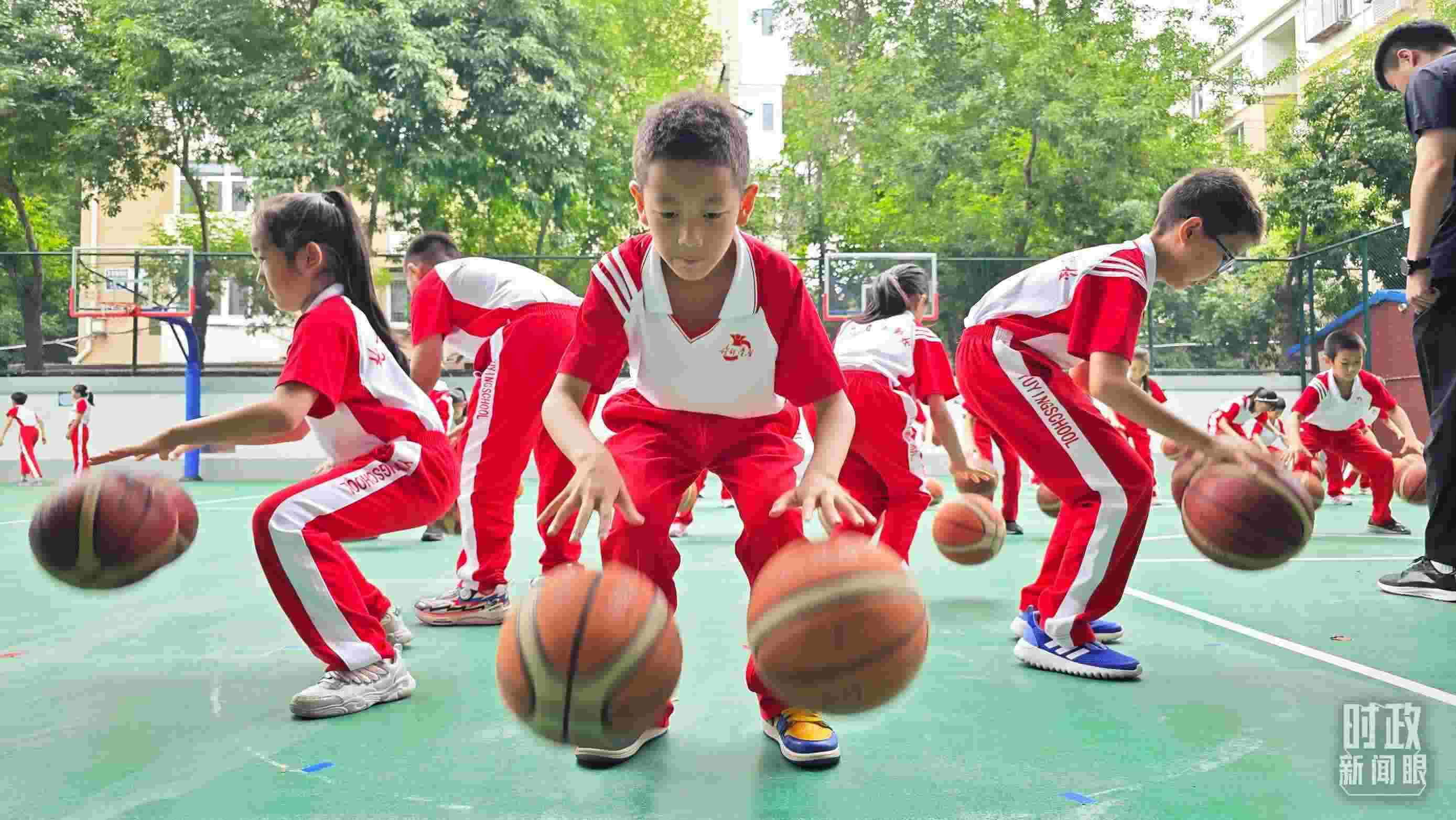 △學(xué)生正在打籃球。（總臺央視記者彭漢明拍攝）