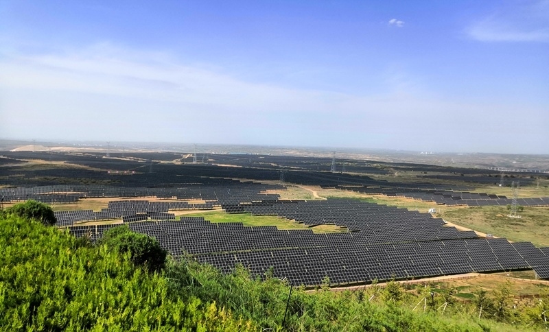 伊金霍洛旗天驕綠能50萬千瓦采煤沉陷區(qū)生態(tài)治理光伏發(fā)電示范項(xiàng)目一角。人民網(wǎng)記者 孫博洋攝