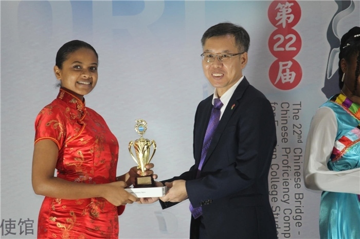 陳錫來參贊為獲獎(jiǎng)選手頒發(fā)二等獎(jiǎng)。圭亞那大學(xué)孔子學(xué)院供圖