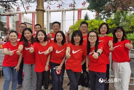 6月7日一早，陽光明媚，天氣涼爽，在長春市第八十七中學，考生們正陸續(xù)進入考場。親友團為參加高考的學子們加油鼓勁。人民網(wǎng)記者 王帝元攝