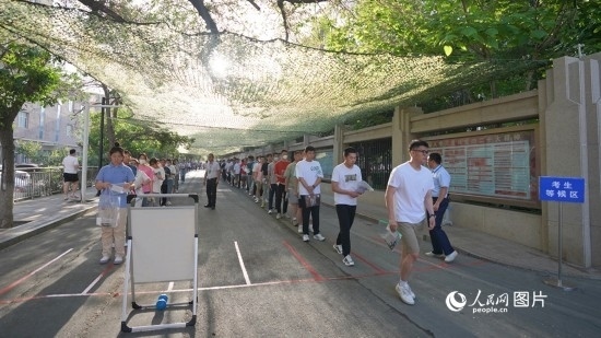 6月7日，烏魯木齊市第七十中學門口，考生們有序進入考場。人民網(wǎng) 李欣洋攝