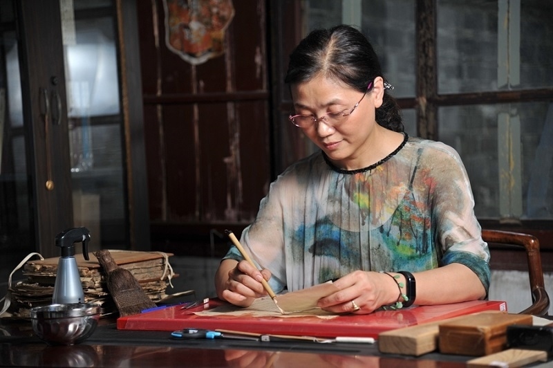 天一閣古籍修復(fù)師工作場景。天一閣博物院供圖